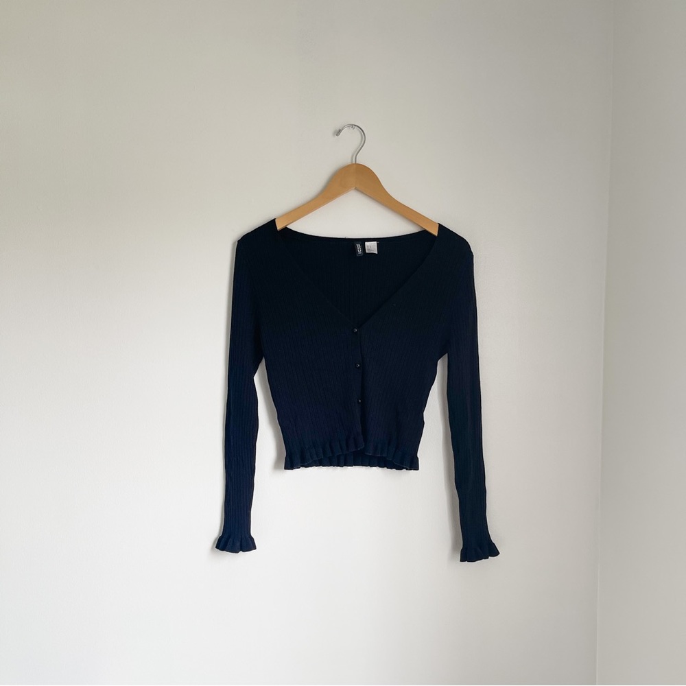 H&M - Button V-Neck Long Sleeve - Black - Size Medium